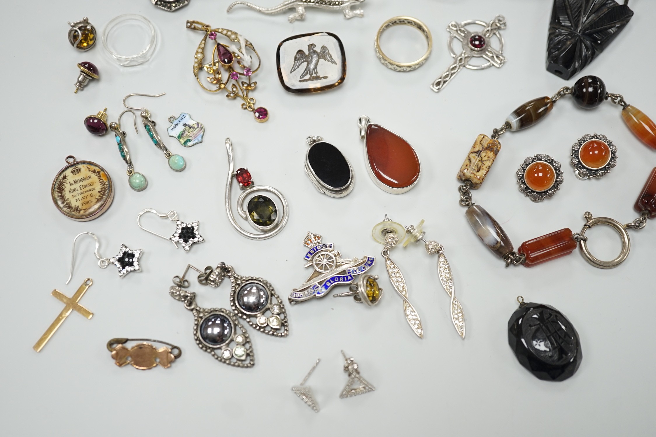 Mixed jewellery including an Edwardian yellow metal and gem set drop pendant, an unmounted intaglio citrine, eternity ring, 925 and marcasite lizard brooch, etc.